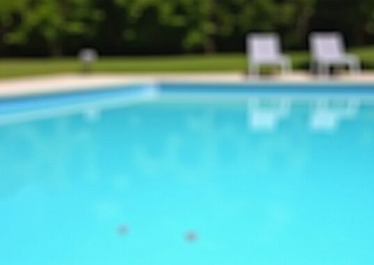 Comment doser l’eau de javel pour une piscine de 50 m³ : guide de calcul et astuces pratiques